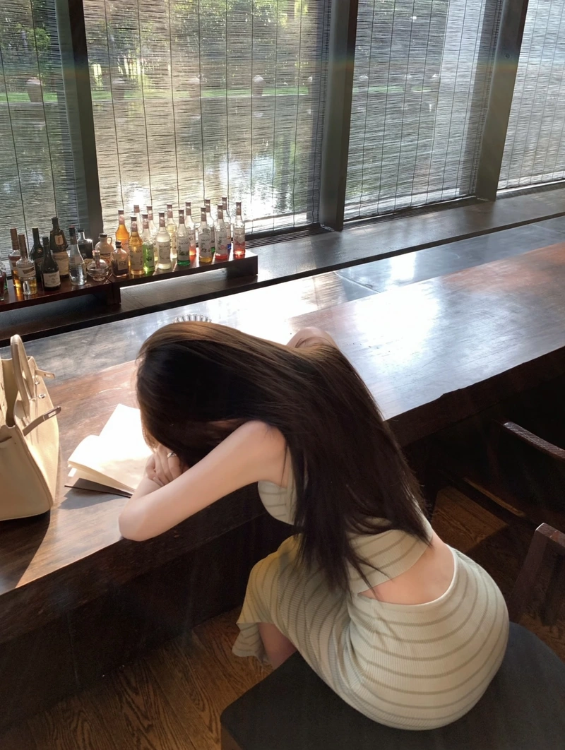 aesthetic profile picture ideas with back pic of girl for dp