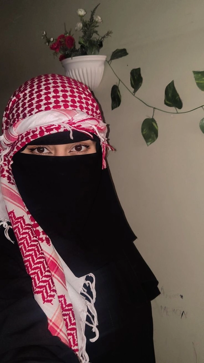 attractive modest fashion in burkha girl dp images