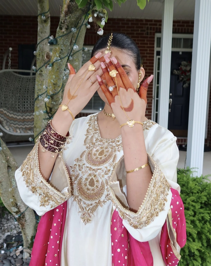 beautiful dupatta styling in punjabi girl pic for dp