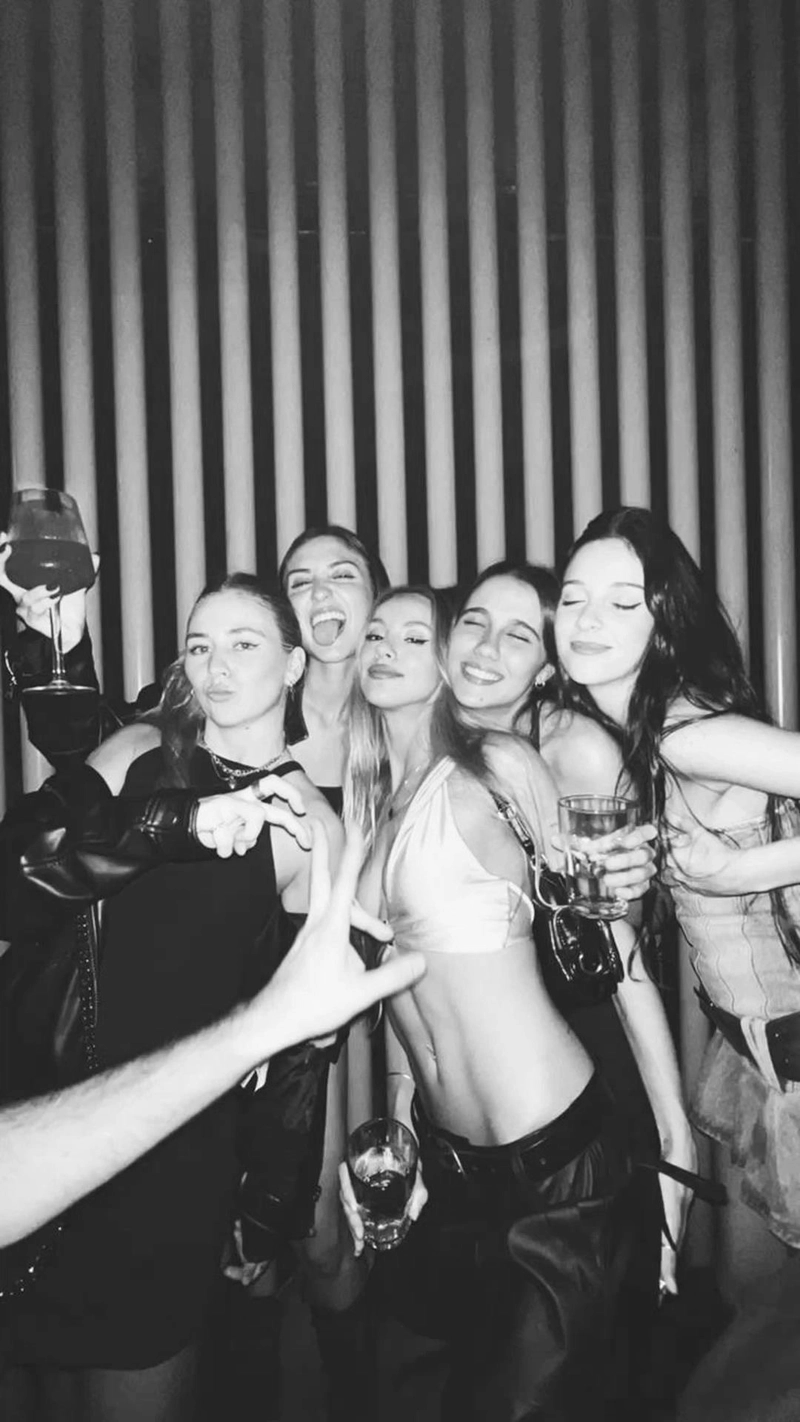 beautiful friendship stories through girls gang dp