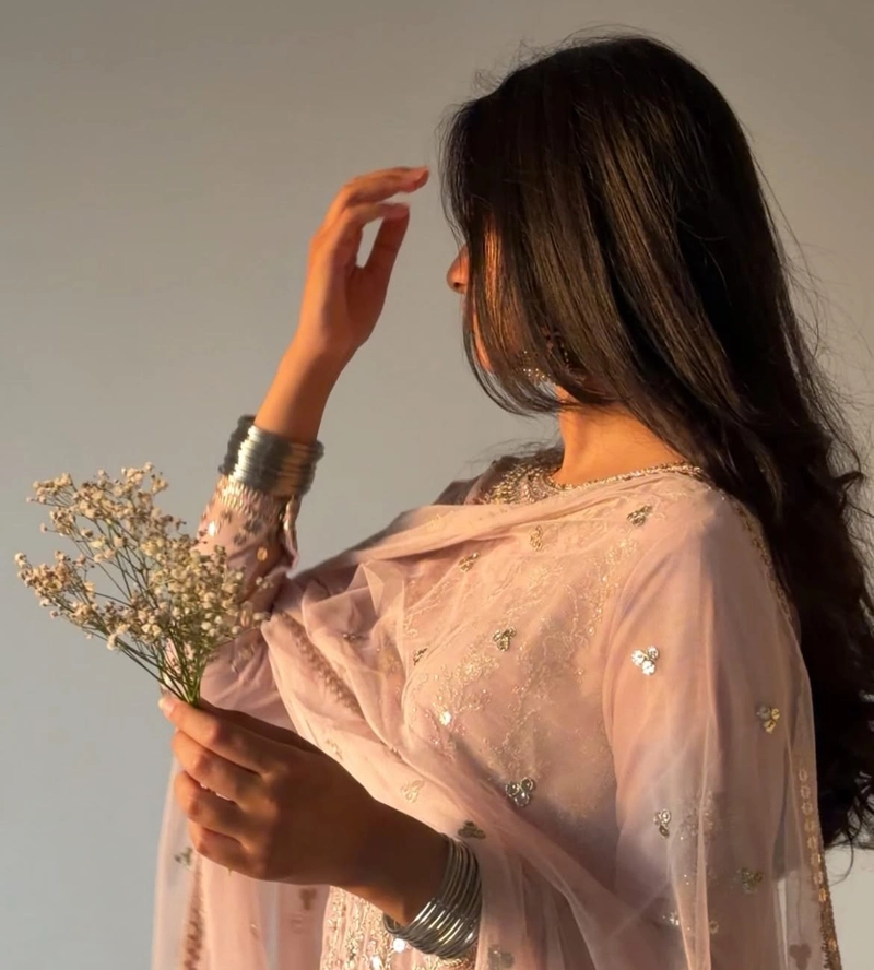 beautiful lifestyle moments captured in girls ki dp