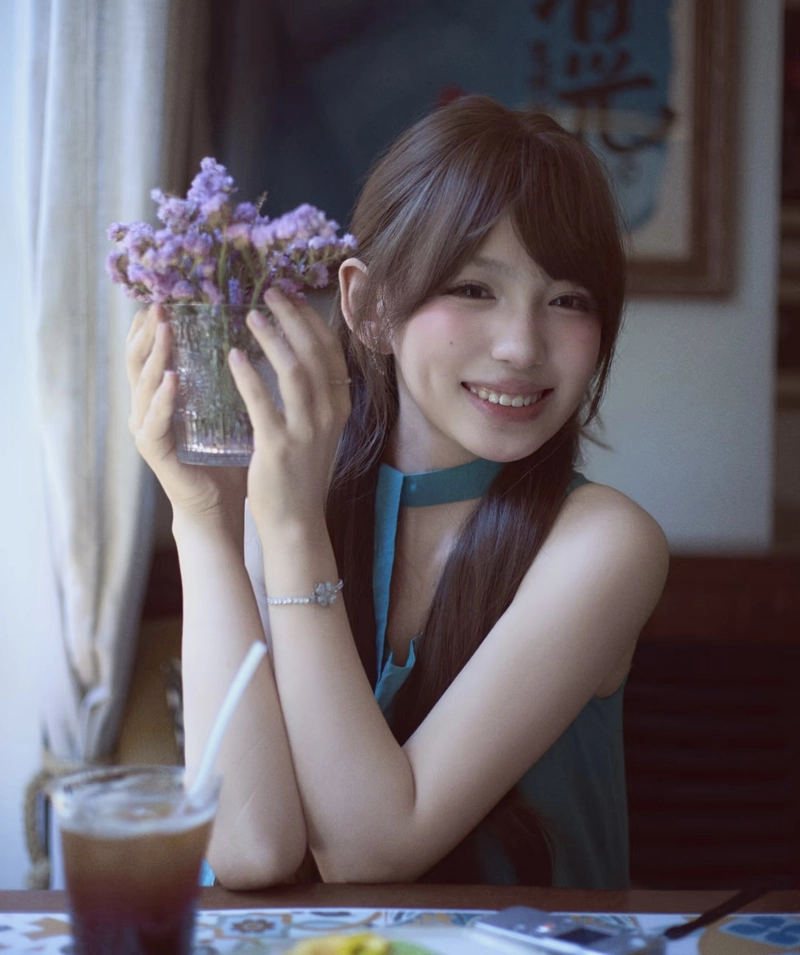 beautiful lifestyle moments in girls latest dp