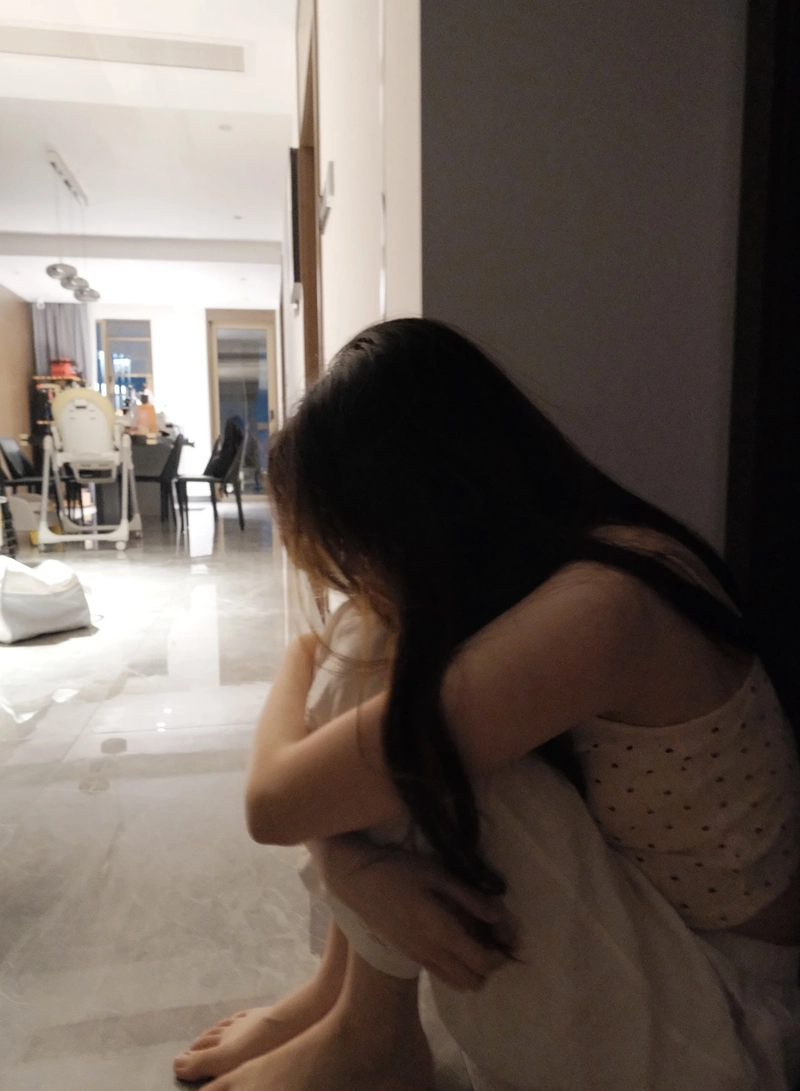 beautiful loneliness portrayed in sad dp of girl