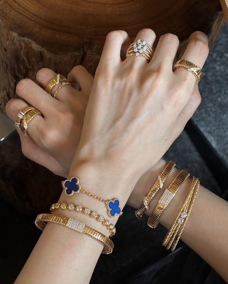 beautiful memories preserved in girls hand dp