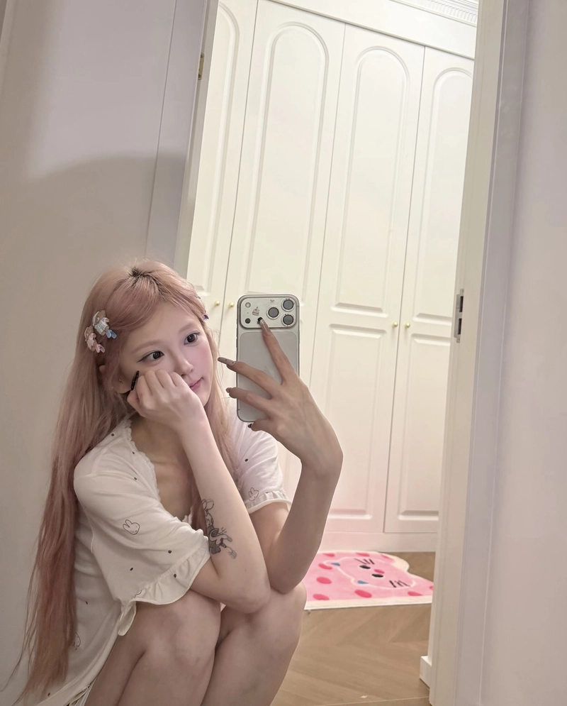 beautiful mirror shot aesthetics with iphone girl dp