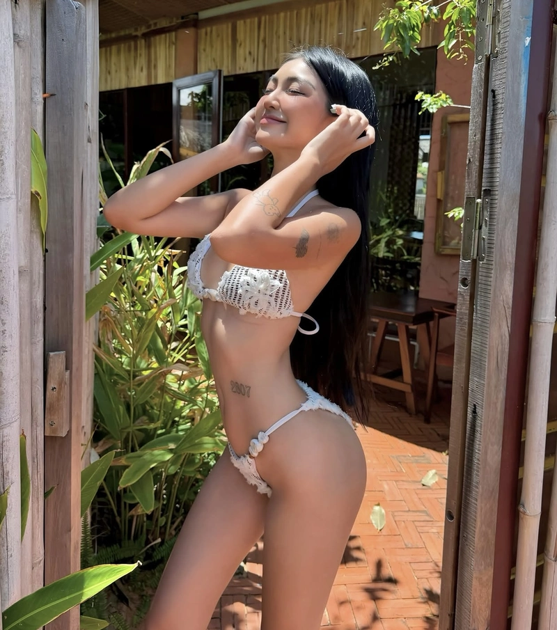 beautiful online profile using a sexy dp for girls