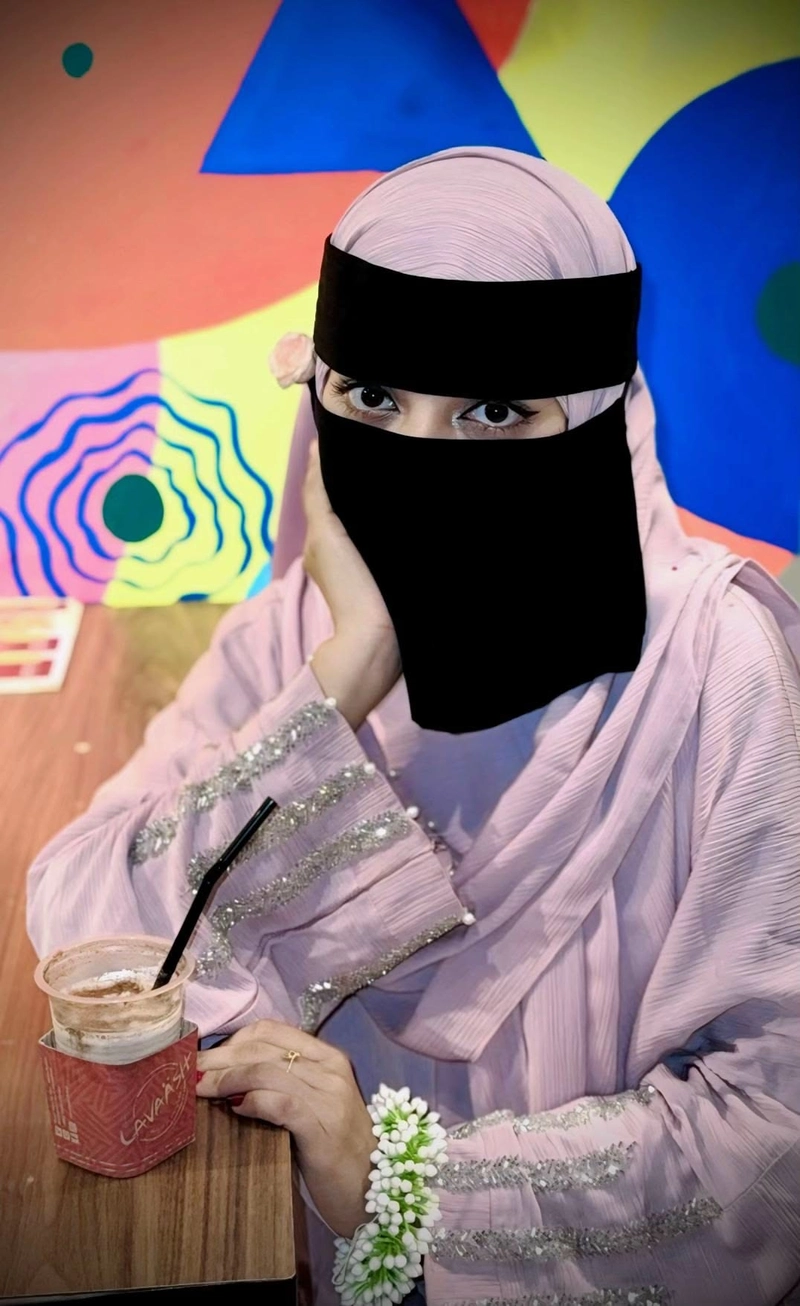 beautiful outdoor pose captured in burkha girl dp