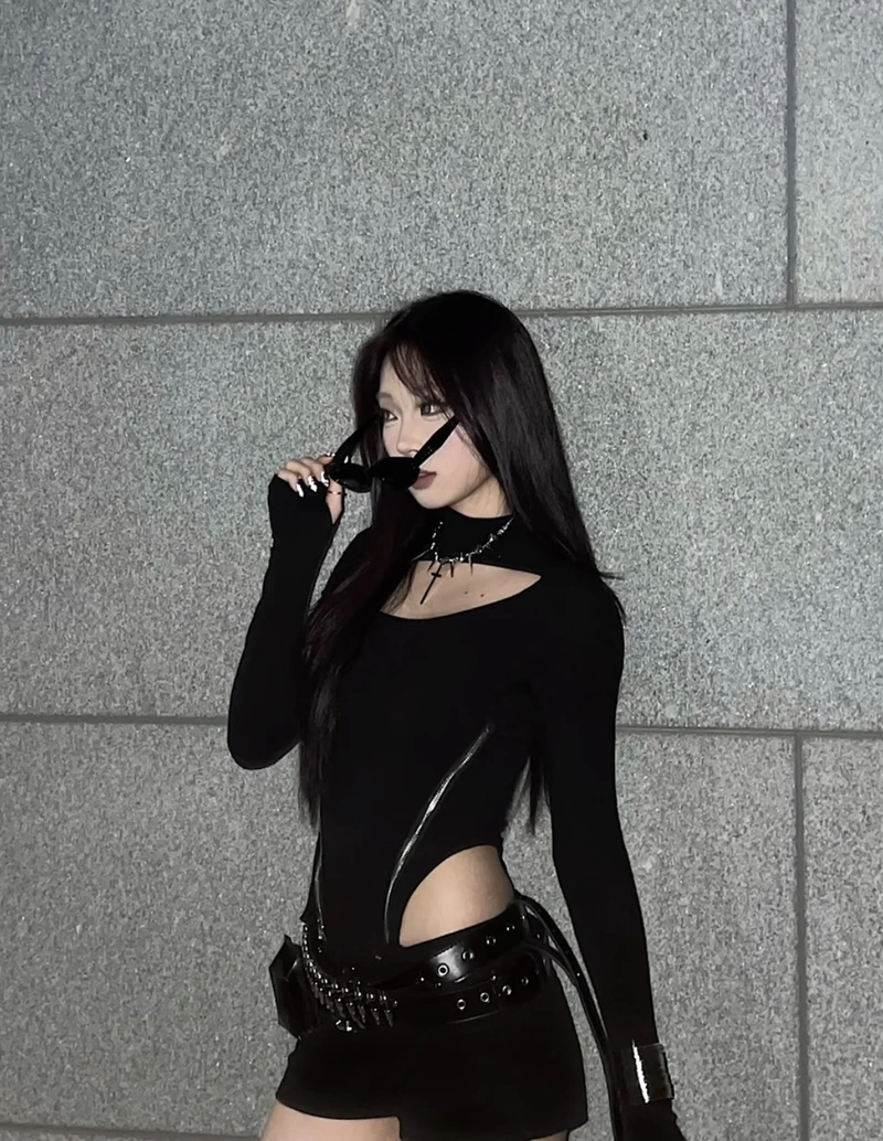 beautiful outfit showcases through fashion girl dp