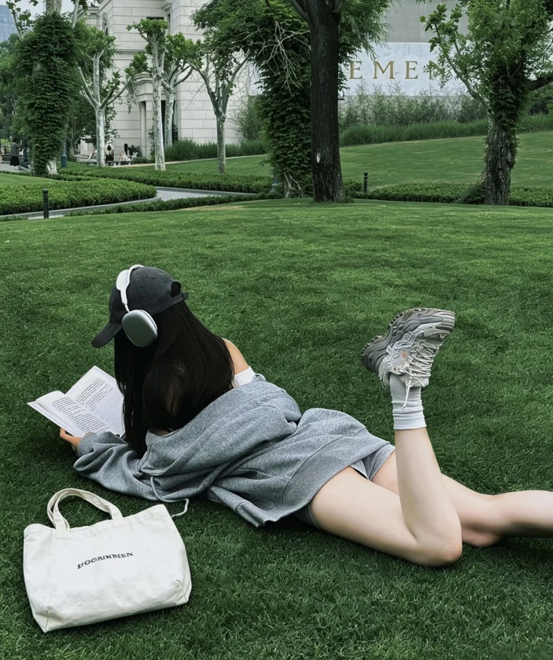 beautiful social media updates using girls latest dp