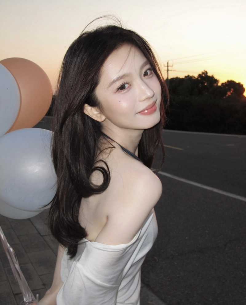 bright and cheerful energy in a real girl pic for fb dp