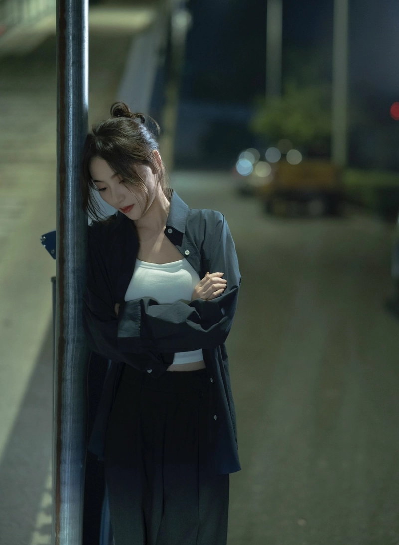 broken heart vibes shown in sad dp of girl