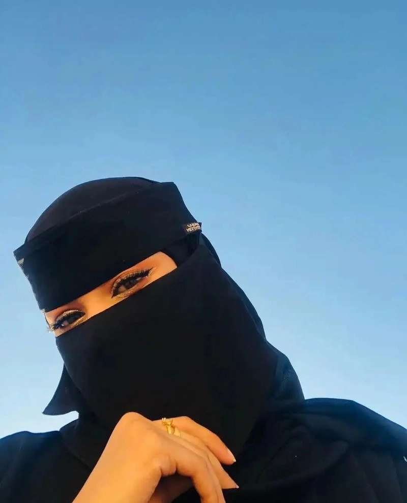 burkha girl dp for elegant and classy profiles