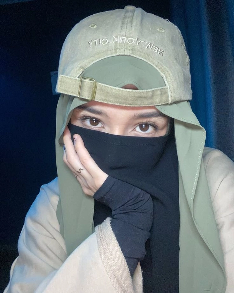 burkha girl dp with beautiful smile and confidence