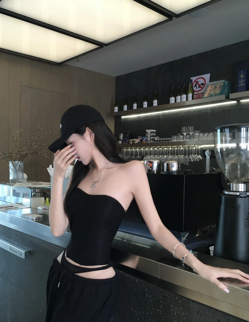 captivating fashion trends featured in fashion girl dp