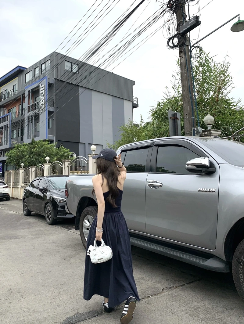 capturing freedom and confidence with back pic of girl for dp