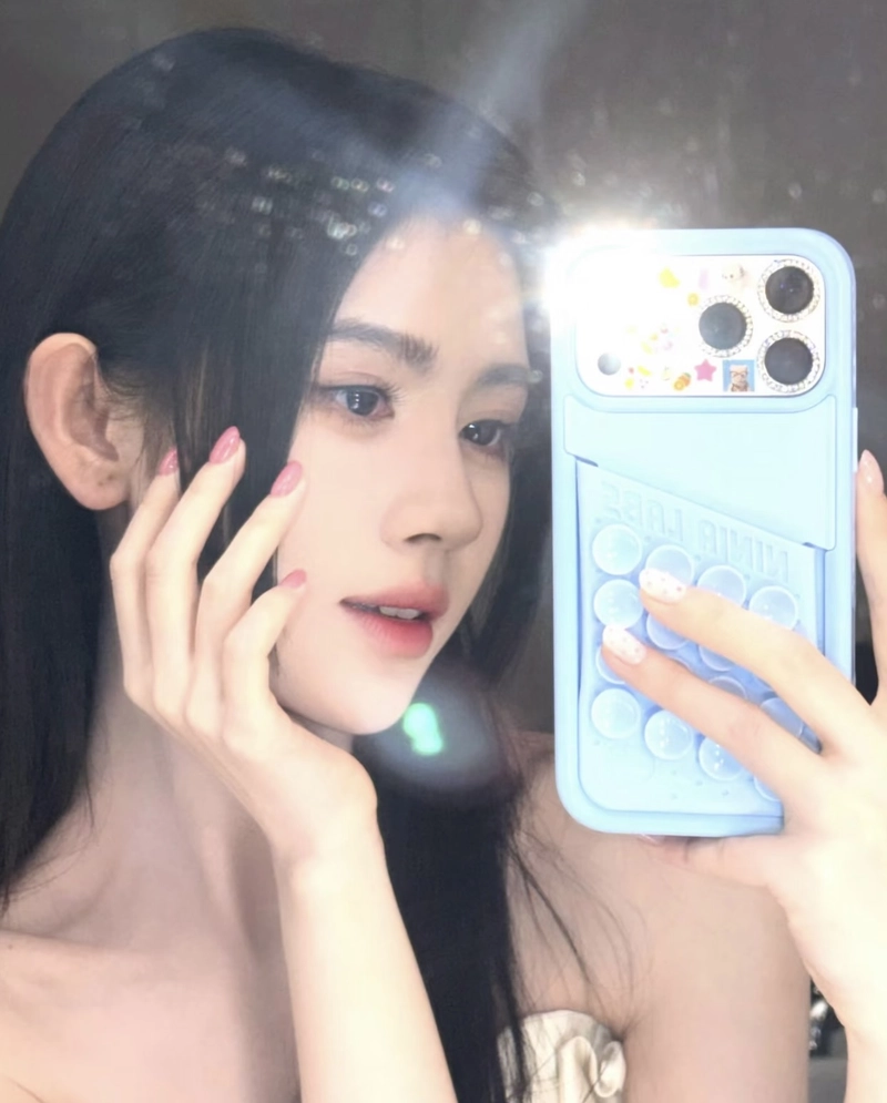 charming selfie poses shown through iphone girl dp