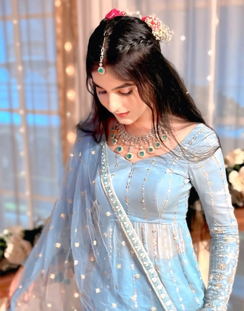 chic and classy styles shown in girls ki dp