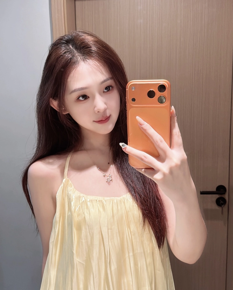 chic and fashionable vibes with iphone girl dp