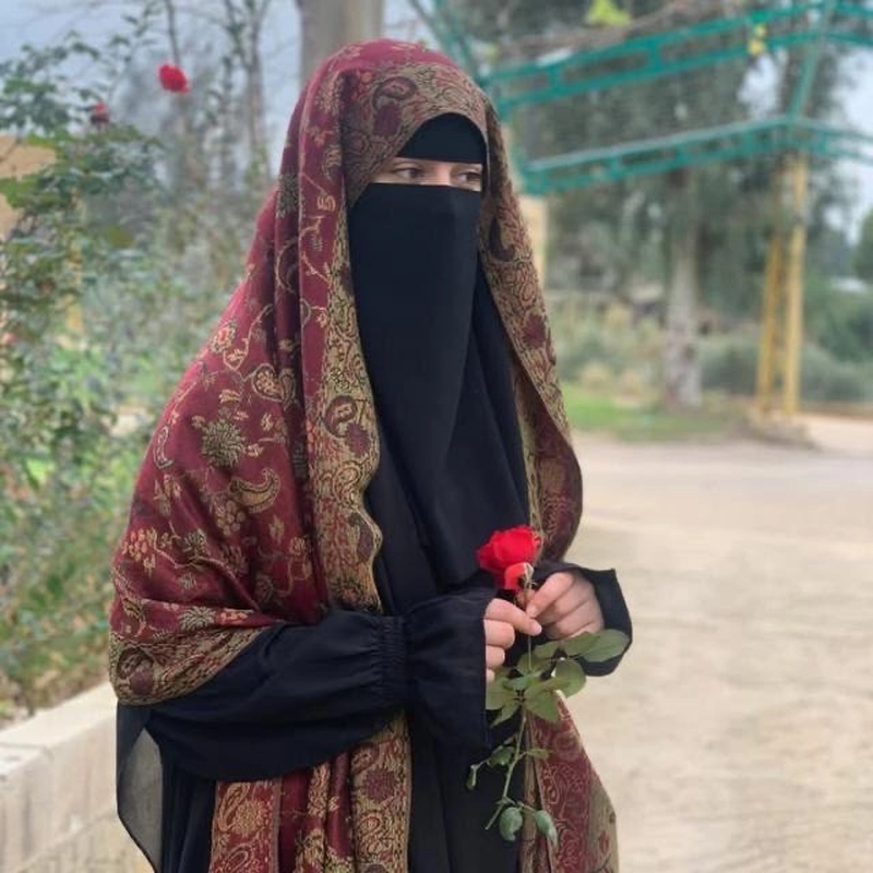 classy and sophisticated burkha girl dp for profiles