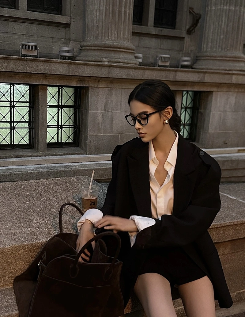 confident and stylish looks in fashion girl dp