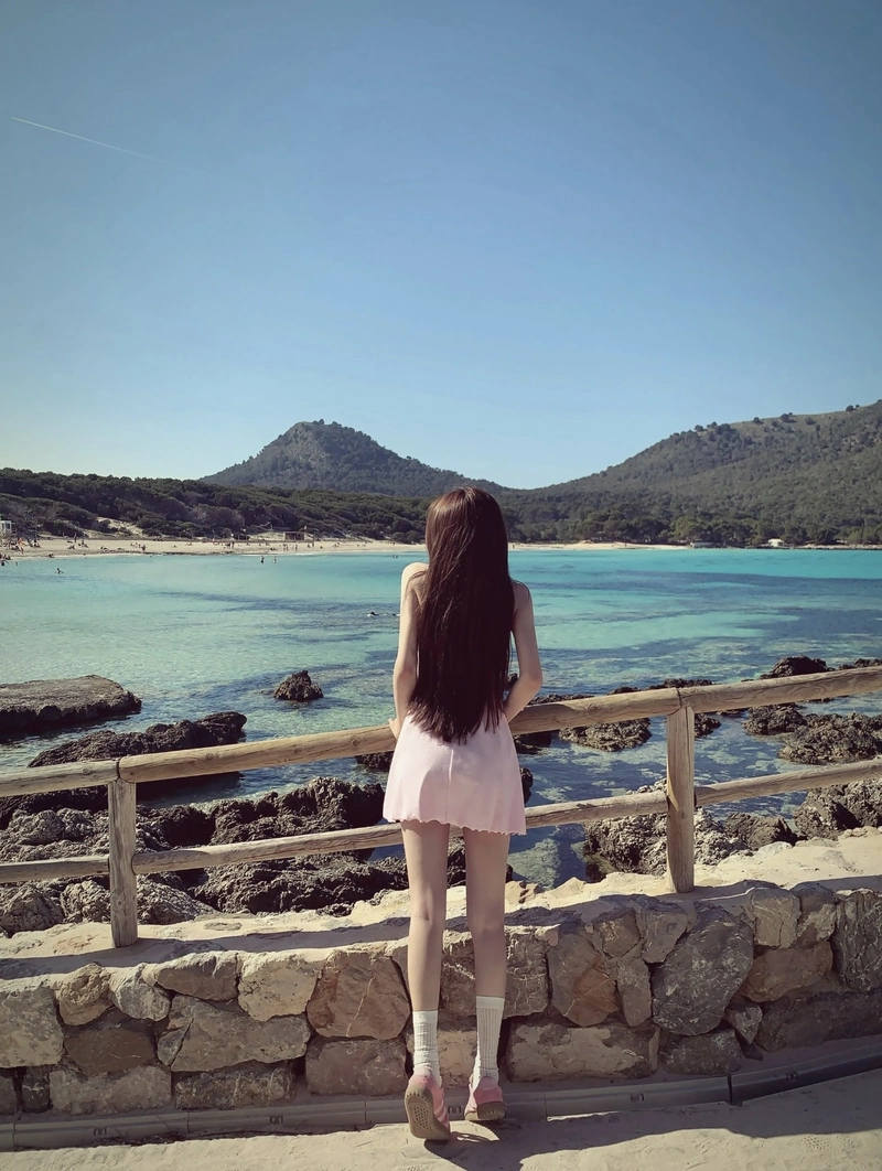 creating a mysterious profile using back pic of girl for dp