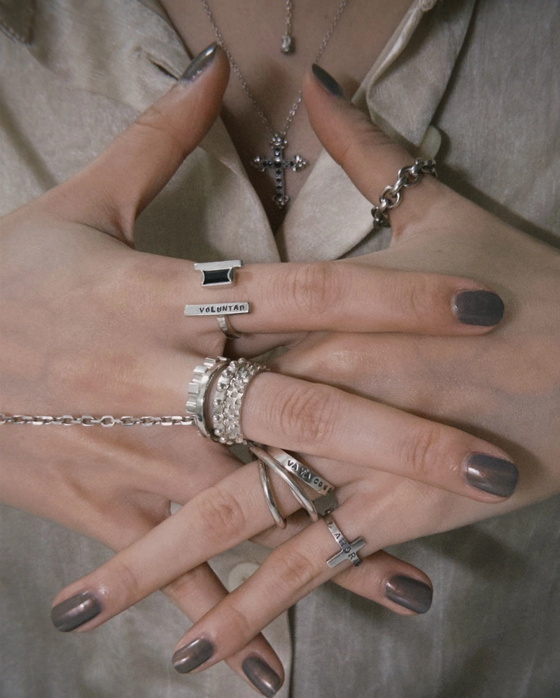 creative visual themes featured in girls hand dp