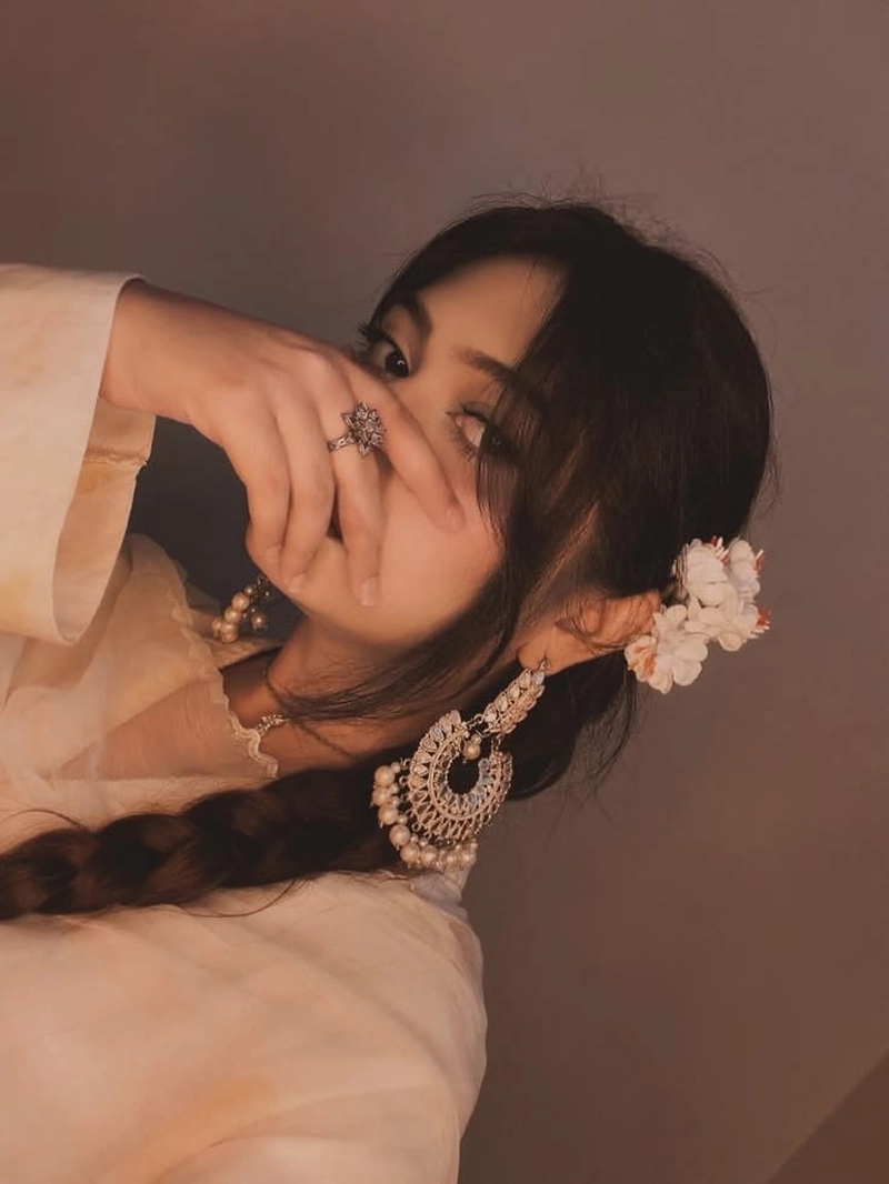 cute and stylish moments featured in girls ki dp