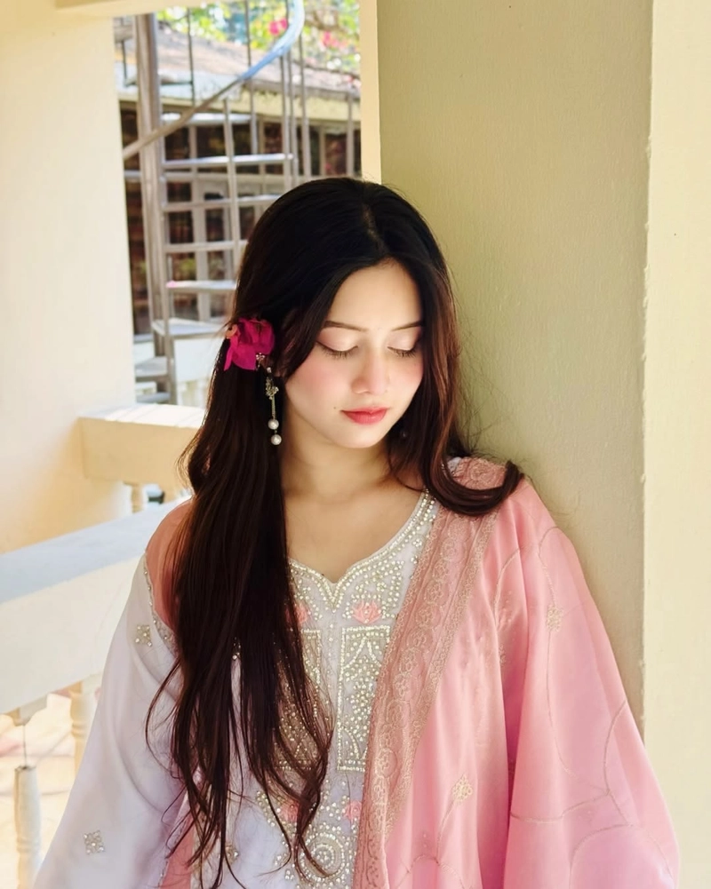 cute visual appeal highlighted in girls ki dp