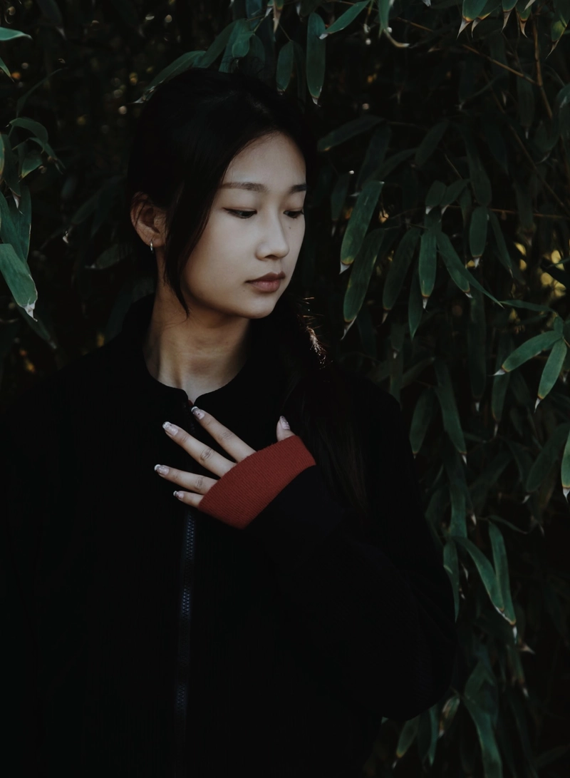 dark mood aesthetics reflected in sad dp of girl