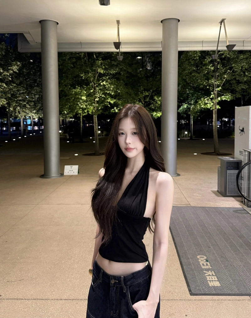dashing girl dp with striking looks and natural charm