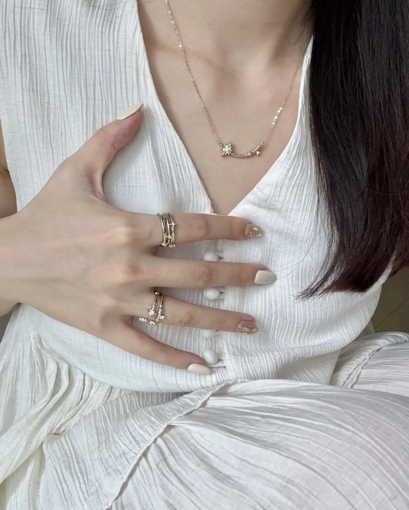delicate hand pose inspiration from girls hand dp