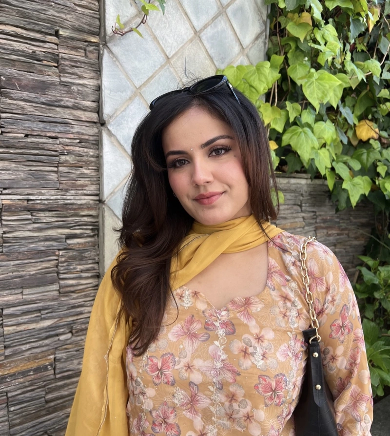 desi girl fashion moments shown in punjabi girl pic for dp