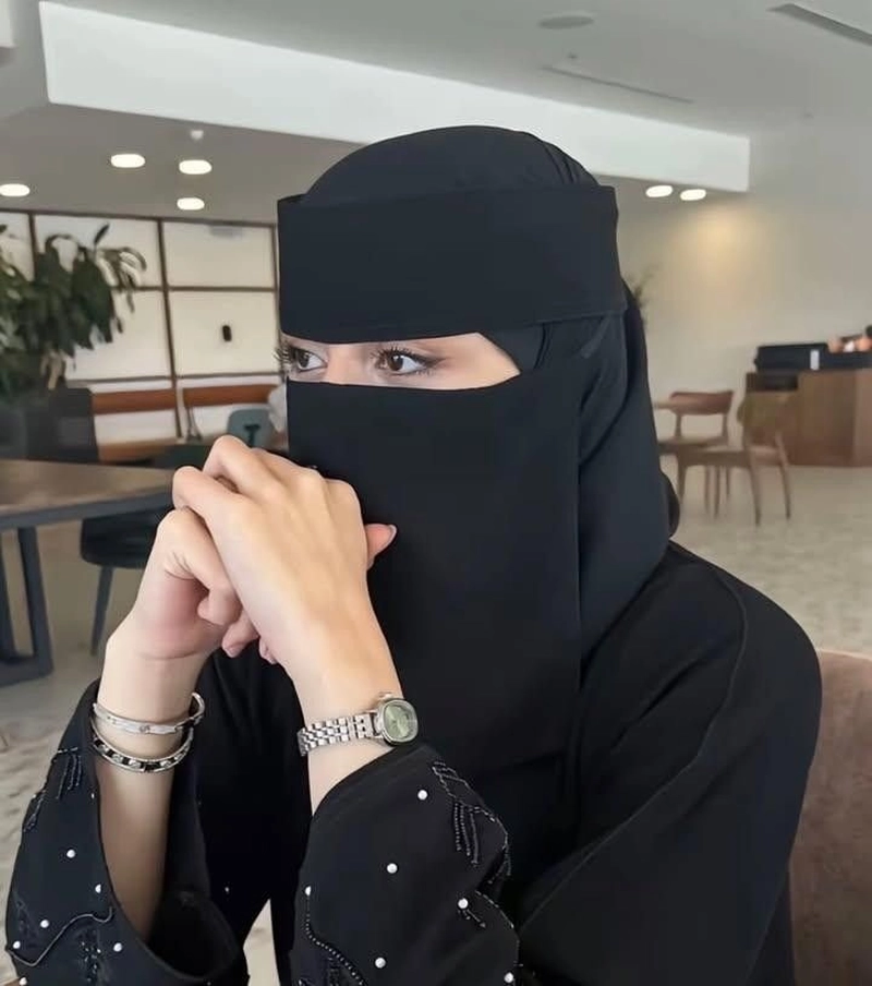 dreamy burkha girl dp with charming elegant vibes