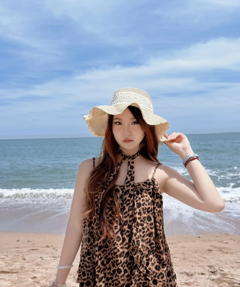 elegant and stylish moments in girls latest dp