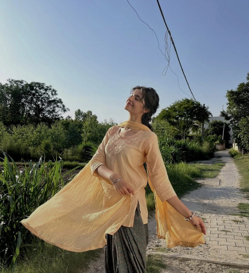 elegant cultural portrait ideas with punjabi girl pic for dp
