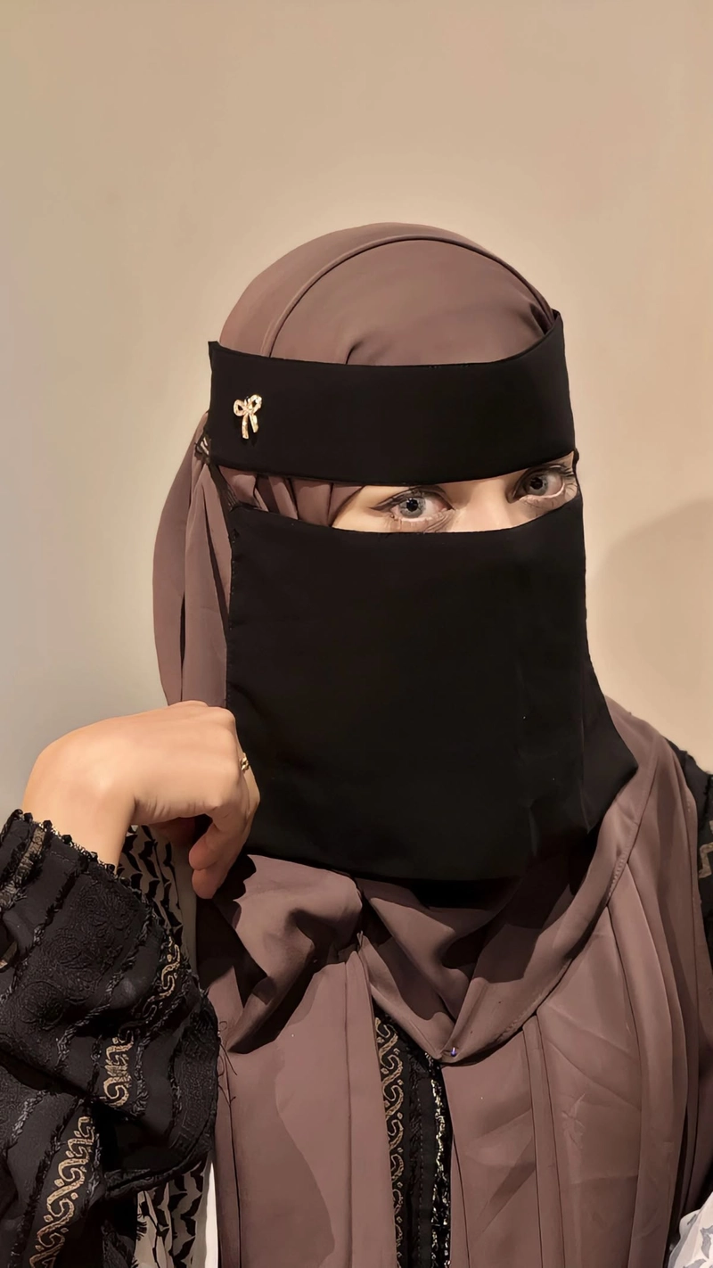 elegant eyes highlighted in stunning burkha girl dp