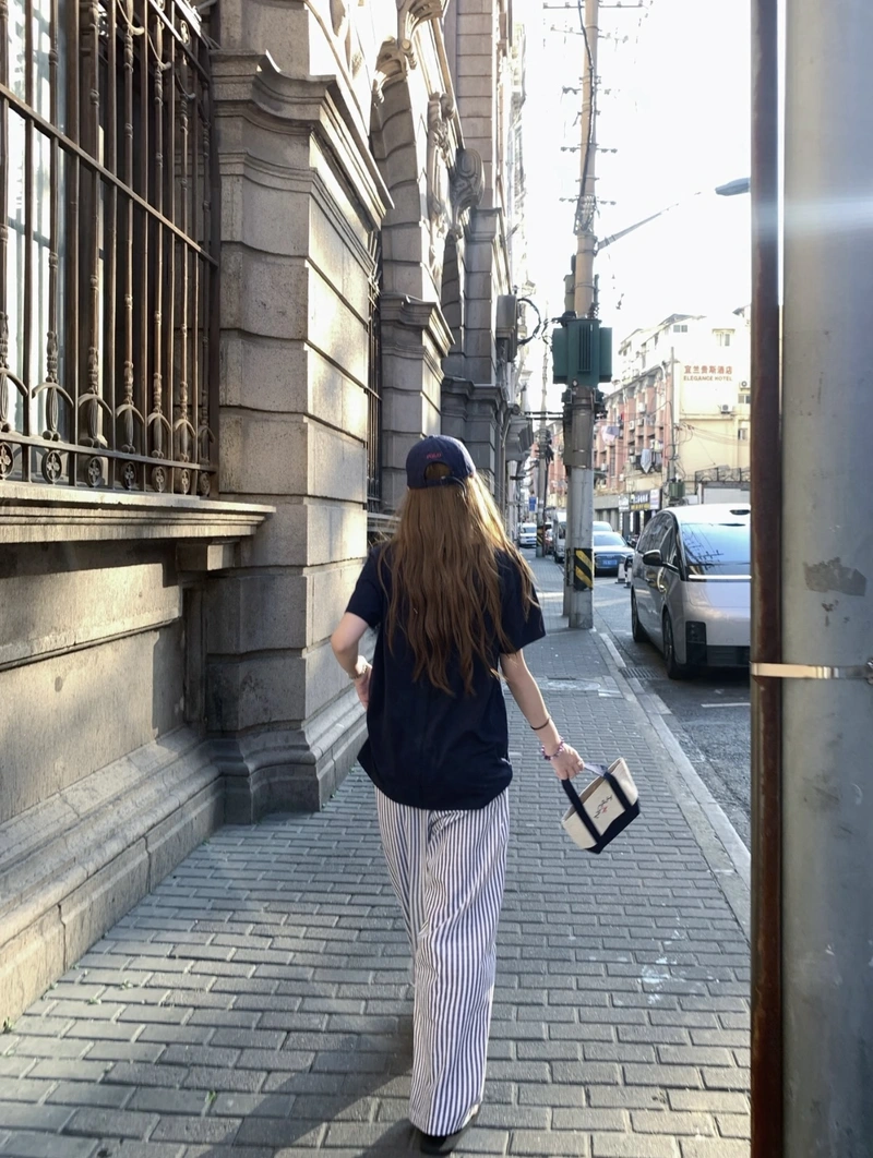 elegant social media profile featuring back pic of girl for dp