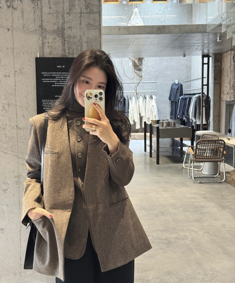 elegant suit dp girl with a striking visual presence