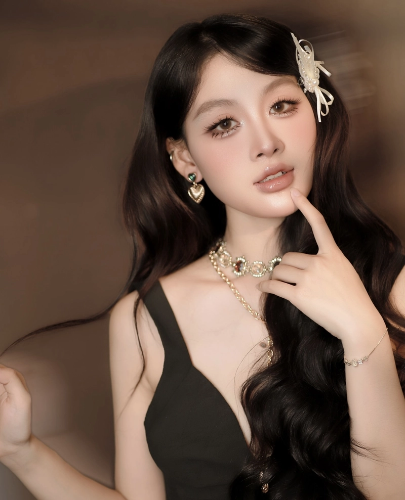 eye catching portrait from real girl pic for fb dp