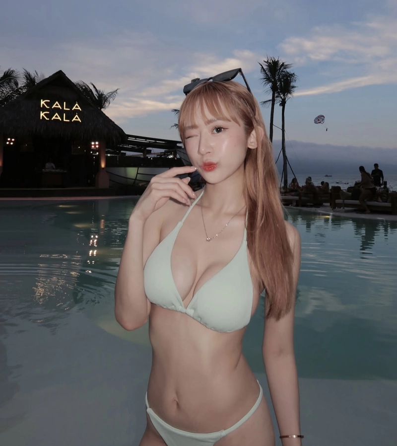 eye catching profile look with a hot girl image dp