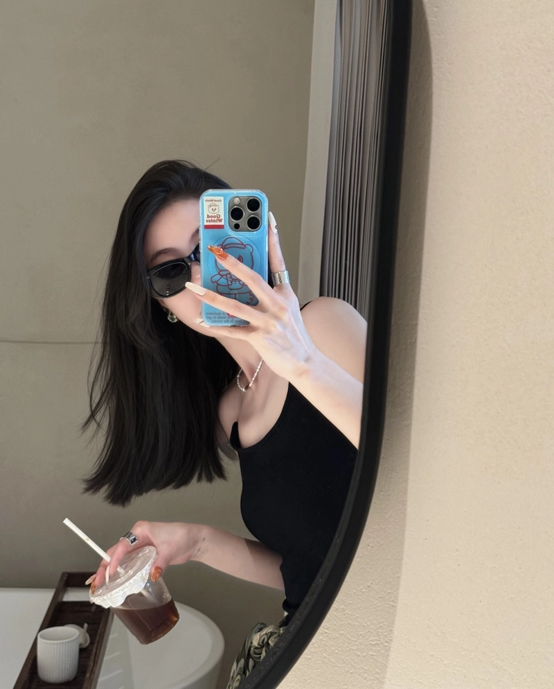 eye catching selfie styles captured in iphone girl dp
