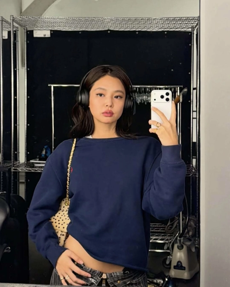 fashion forward profile themes with iphone girl dp