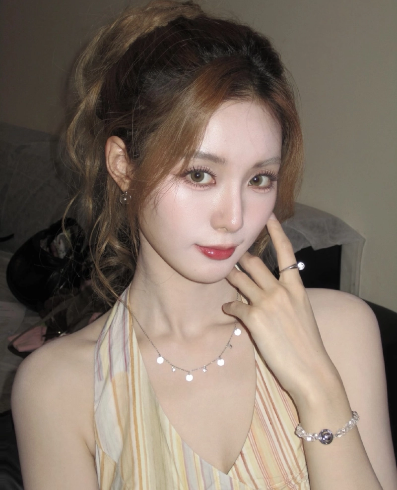 fashion inspired visuals in real girl pic for fb dp