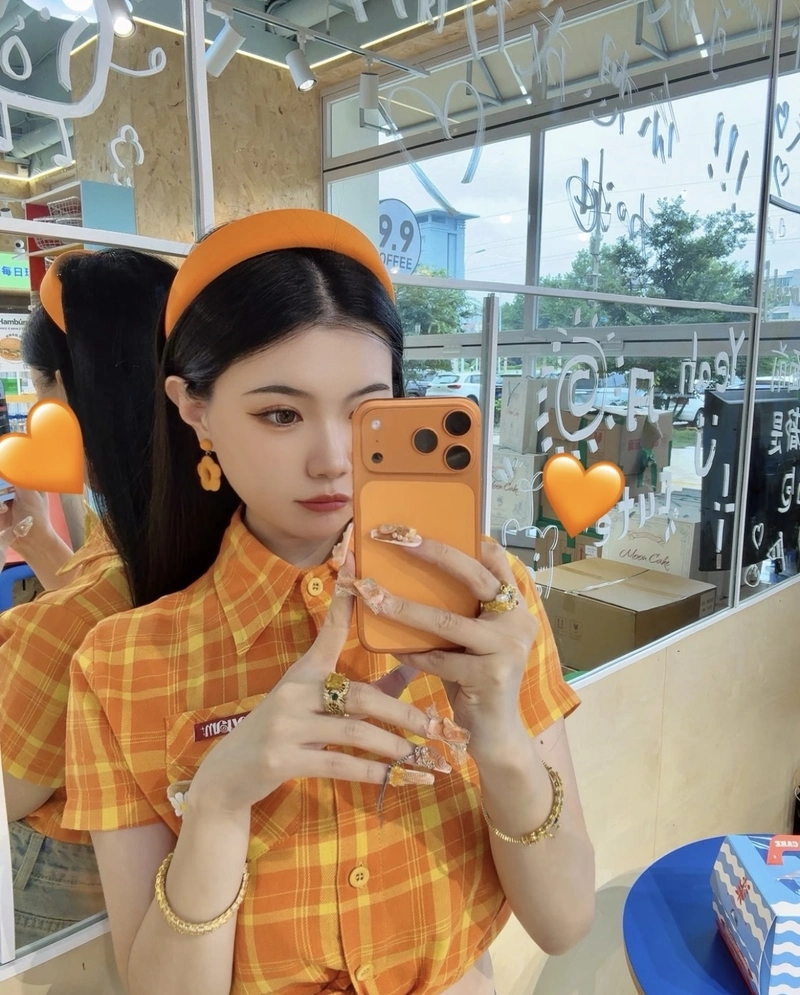 fashionable beauty trends reflected in iphone girl dp