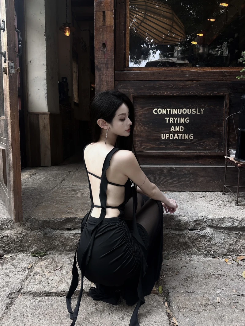 fashionable outfit inspiration through back pic of girl for dp