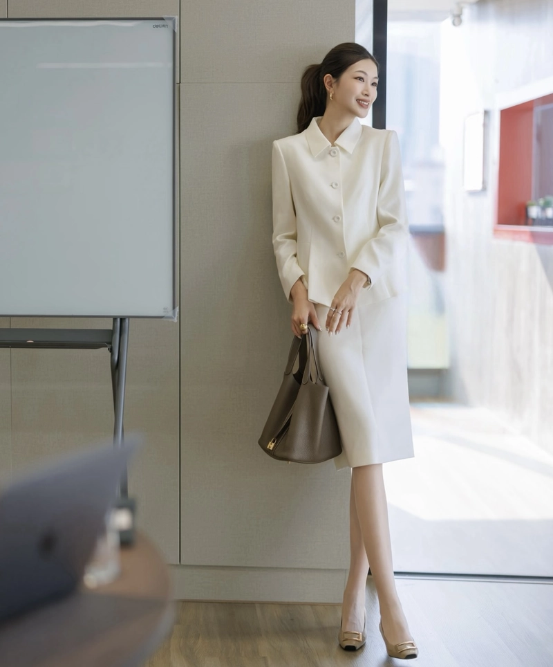 fashionable suit dp girl with a trendy business style