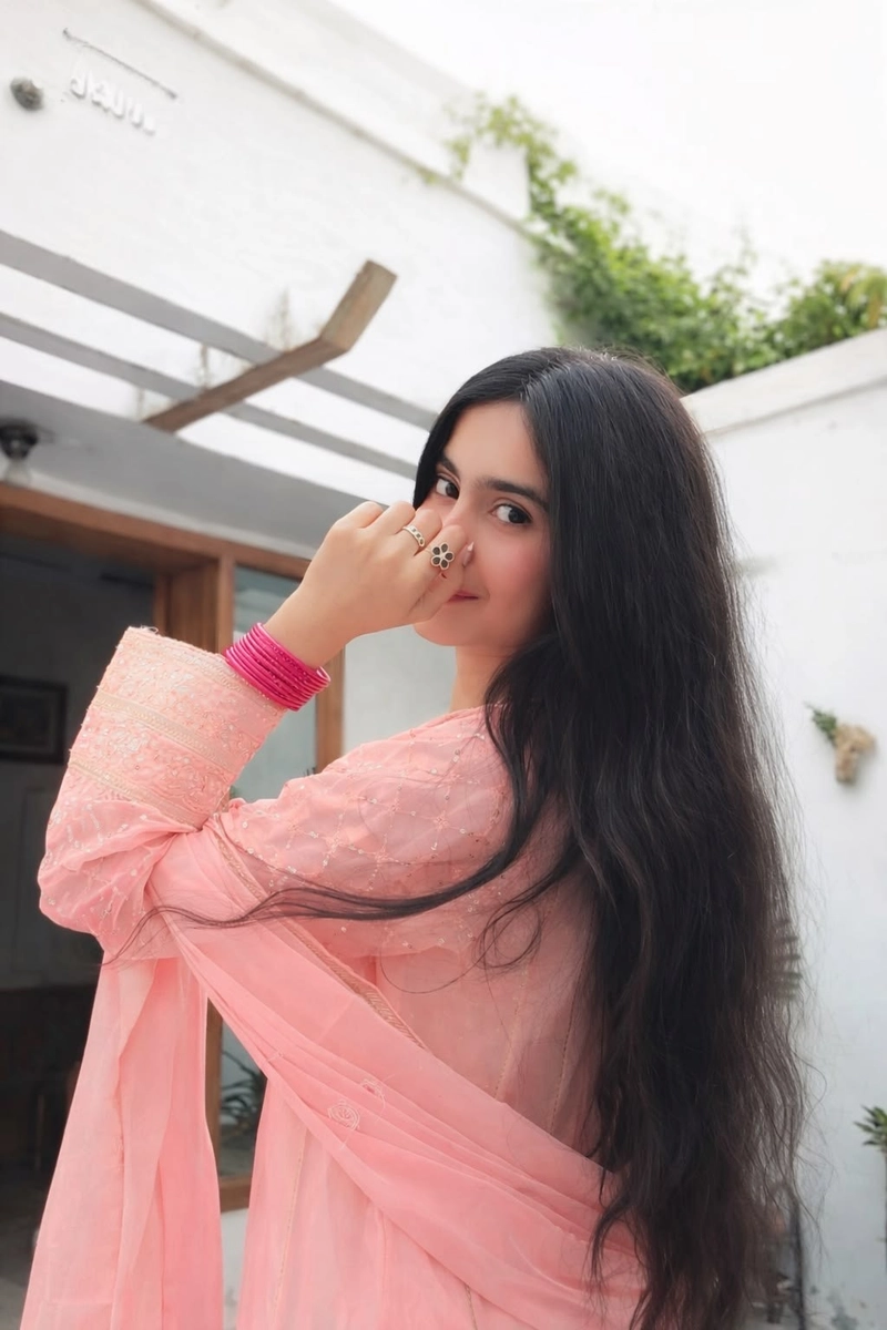 fresh and trendy styles featured in girls ki dp