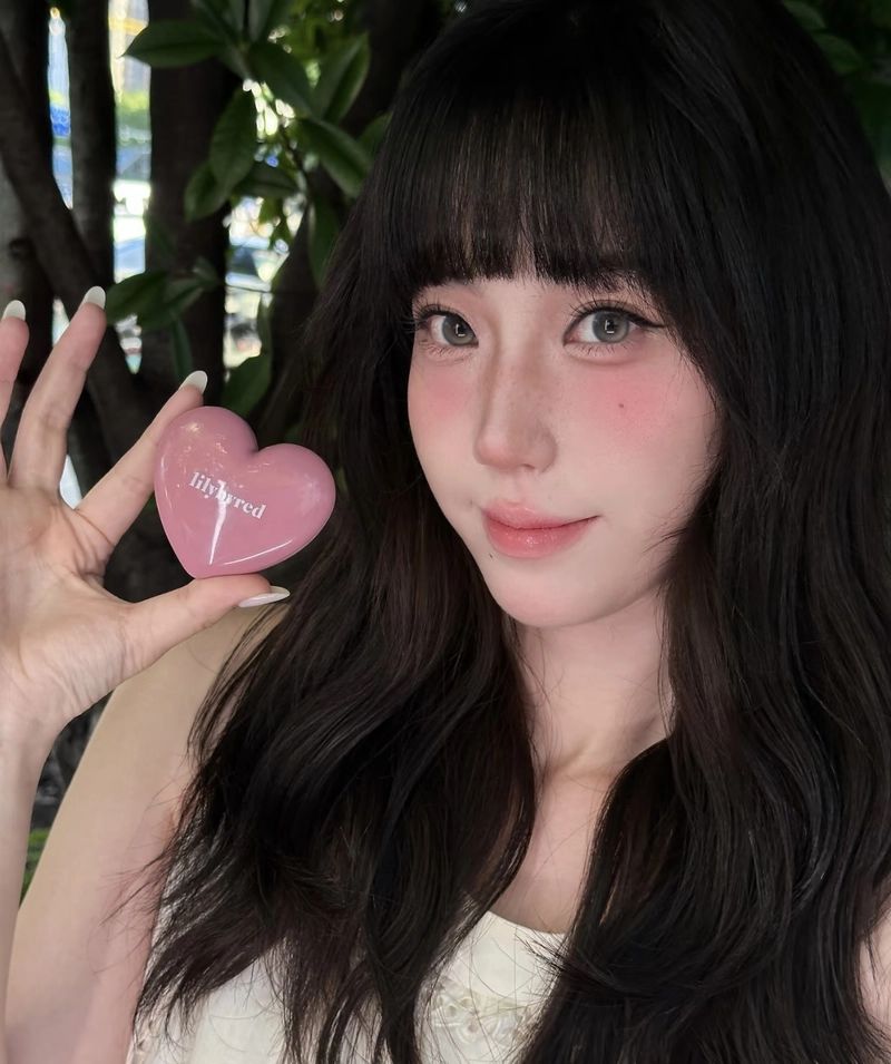 fresh profile aesthetics shown through girls latest dp