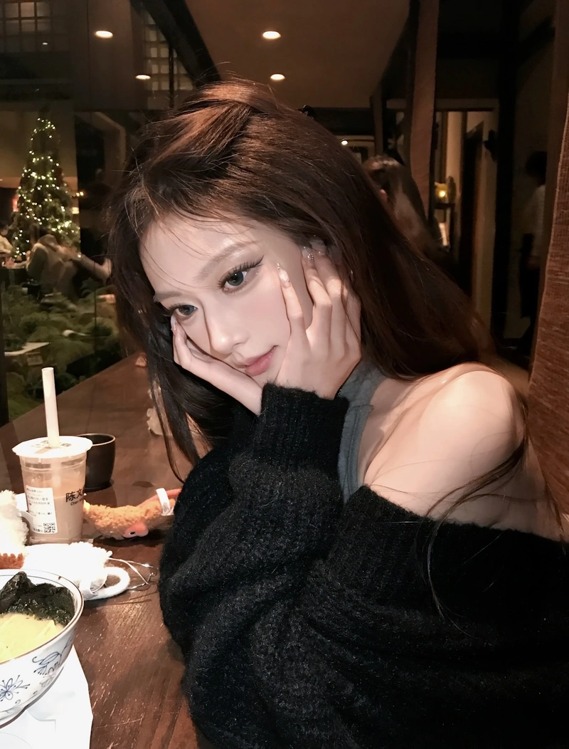 glowing beauty moments featured in new style girl dp
