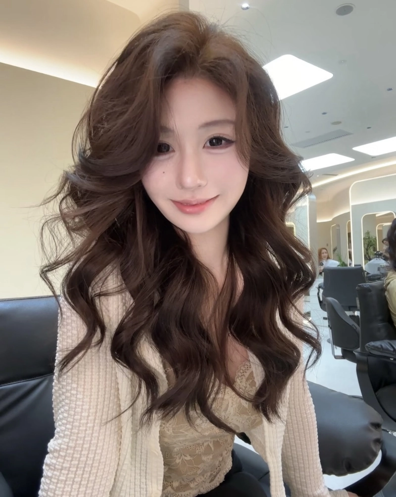 glowing beauty with hair style dp for girl styles